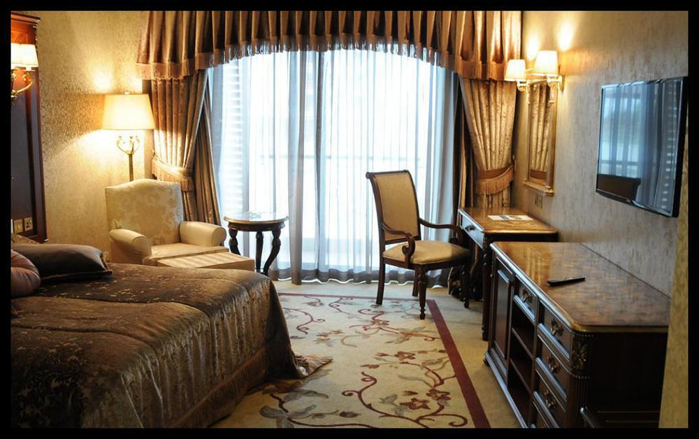 Merit Royal Hotel & Casino Karavas  Bagian luar foto